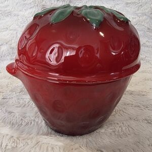 Le Creuset Mini Strawberry Cocotte Vegetable Series 14oz./.4L   (READ AS IS)